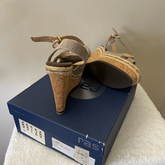 RAS Linen Stone wedge comfortable yet beautiful shoe. - Picture 3 of 3